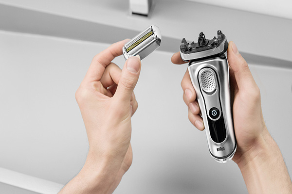طريقة تنظيف ماكينة الحلاقة الكهربائية